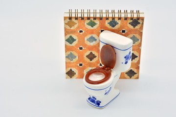 Miniatura de inodoro sobre fondo blanco y decorado