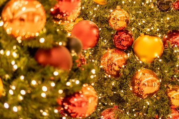 Christbaum Kugeln am Weihnachtsbaum zu Weihnachten