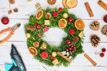 Weihnachtskranz handgemacht selber basteln mit Zweigen, Trockenfrucht, Gewürzen und Dekoration