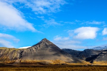 Fototapeta na wymiar black volcanic mountains in Iceland