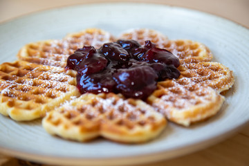 Waffel mit Kirchen und Puderzucker