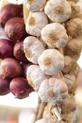 aglio e cipolle intrrecciati