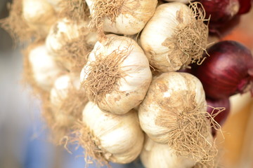 aglio e cipolle intrrecciati