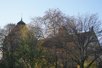 Die Jugendstil-Festhalle von Landau in der Pfalz hinter Bäumen