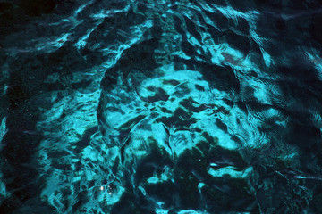 Wellen auf der Wasseroberfläche im Meer. Blauer Ozean bei einer Fahrt mit dem Schiff. Wasser in Bewegung. Blick in die Tiefe