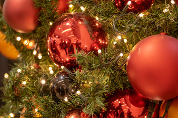 Christbaum Kugeln am Weihnachtsbaum zu Weihnachten