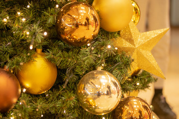 Christbaum Kugeln am Weihnachtsbaum zu Weihnachten