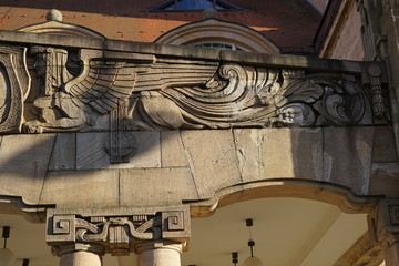 Reliefs einer Jugenstilsphinx und einer Jugendstilschlange 