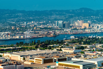 Obraz premium Aerial view of Oakland, CA from the bay