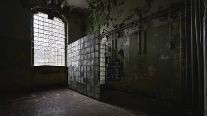 Keuken spatwand met foto Beautiful view of the interior of an old abandoned building © Peter Zeedijk/Wirestock
