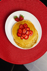 Panquecas com morangos e xarope de bordo visto de cima