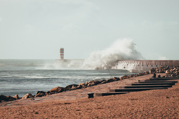 Fototapeta na wymiar waves crashing on beach