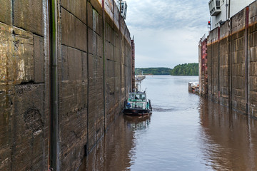 Fototapeta na wymiar Sailing through the gateway on northwest river