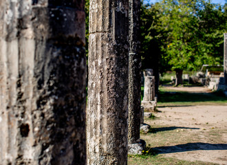 colonnes de pierre greco romaine