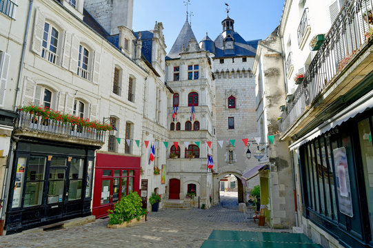 Place de l&rsquo;h&ocirc;tel de ville de Loches, Indre-et-Loire, r&eacute;gion Centre-Val de Loire , France.