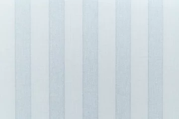 Cercles muraux Rayures verticales Papier peint sur le mur avec la texture du lin. Large papier peint à rayures verticales gris-bleu. La texture du papier peint est en lin.