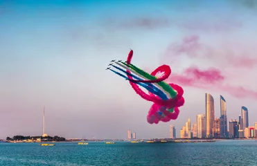 Poster Luchtshow boven de skyline van Abu Dhabi voor de viering van de nationale feestdag van de VAE © creativefamily