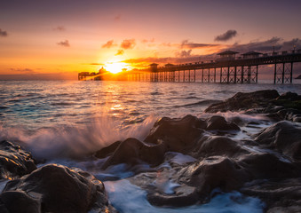 Obraz premium Sunrise at Llandudno pier 