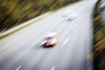 Plakat Autos auf der Autobahn mit Bewegungsunschärfe