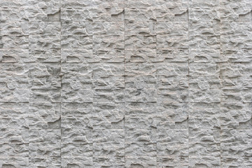 白い岩のタイルの外壁