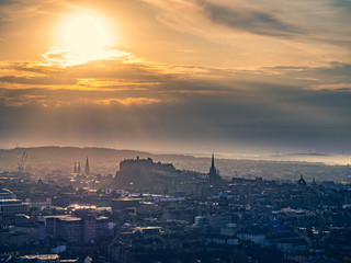 Edynburg / Szkocja - 24 sierpień 2019: Widok na Edynburg ze wzgórza w Holyrood Park wieczorem © Adam Wrobel