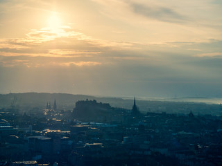 Edynburg / Szkocja - 24 sierpień 2019: Widok na Edynburg ze wzgórza w Holyrood Park wieczorem © Adam Wrobel