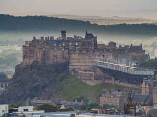 Edynburg / Szkocja - 24 sierpień 2019: Widok na Edynburg ze wzgórza w Holyrood Park wieczorem © Adam Wrobel