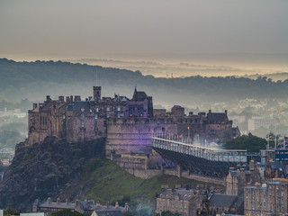 Edynburg / Szkocja - 24 sierpień 2019: Widok na Edynburg ze wzgórza w Holyrood Park wieczorem © Adam Wrobel