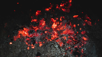 Fototapeta na wymiar Ascuas al rojo vivo dentro de una chimena
