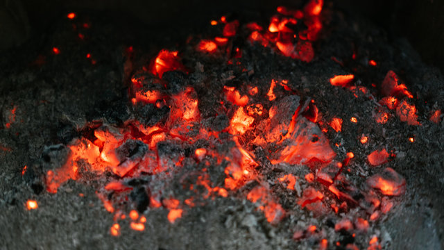 Ascuas al rojo vivo dentro de una chimena
