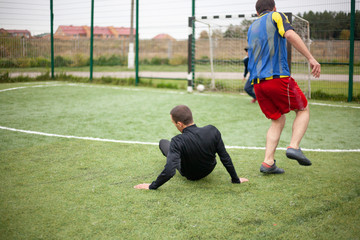 Obraz premium Football players attack the gate. Game on the yutbolny field.