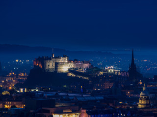Edynburg / Szkocja - 24 sierpień 2019: Widok na Edynburg ze wzgórza w Holyrood Park wieczorem © Adam Wrobel