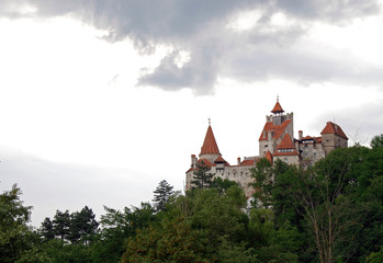 Fototapeta na wymiar Bran castle, better known as Dracula's castle, in the carpathian mountains in Transylvania, Romania 