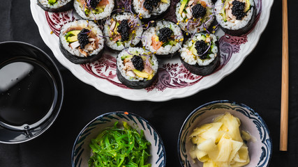 Sushi cortado sobre plato tradicional