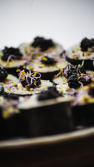 Sushi cortado sobre tabla de madera y palillos