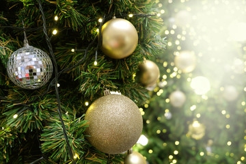 Obraz na płótnie Canvas Decorated Christmas tree on blurred, sparkling background