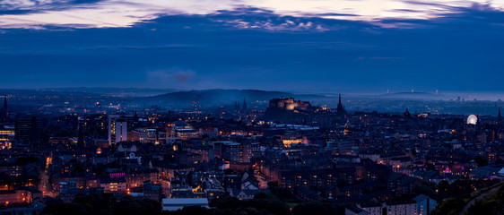 Edynburg / Szkocja - 24 sierpień 2019: Widok na Edynburg ze wzgórza w Holyrood Park wieczorem - obrazy, fototapety, plakaty
