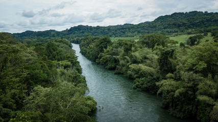 Naklejka na ściany i meble Riol a Miel en Norcasia Caldas, rio color esmeralda en Colombia