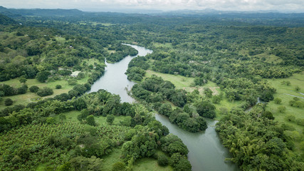 Riol a Miel en Norcasia Caldas, rio color esmeralda en Colombia