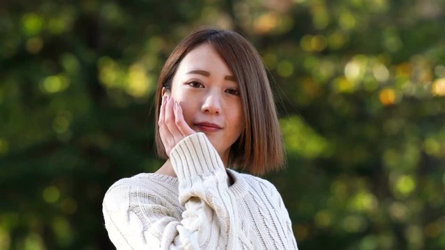 振り向く女性　スローモーション