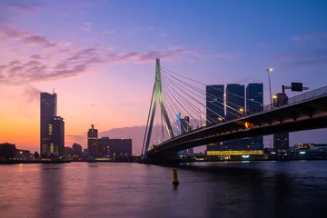 Papier Peint photo Pont Érasme Horizon de Rotterdam avec le pont Erasmusbrug le matin, Pays-Bas.