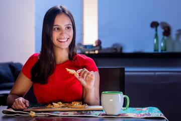 MUJER COMIENDO BUÑUELO