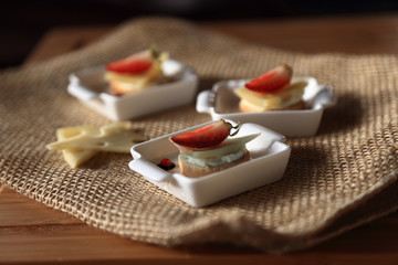 fingerfood strawberry cheese
