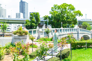 着物（夏結城紬）を着た日本人女性