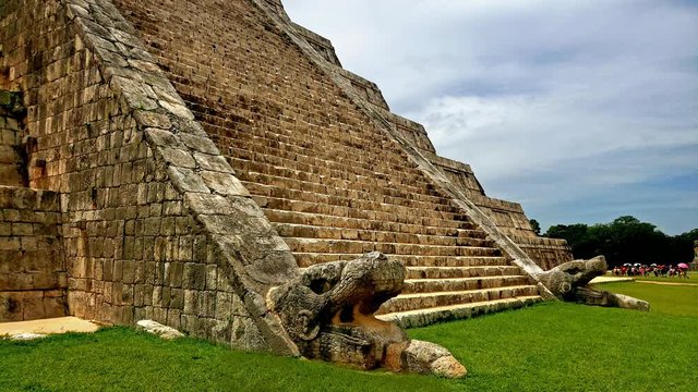 Maya piramid in chichen itza, yucatan, mexico