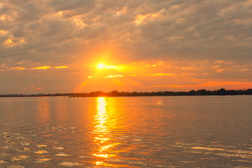La belleza de los reflejos del sol al atardecer 