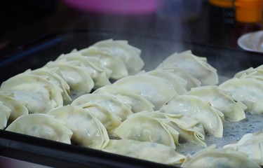 湯気が美味しそうな餃子