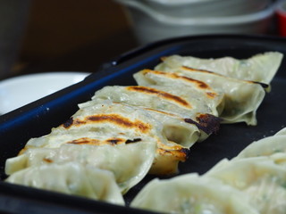 焦げ目が押しそうな餃子の写真