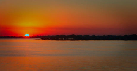 Colores cálidos del sol al atardecer 