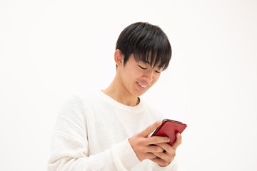 スマートフォンを操作する男子高校生